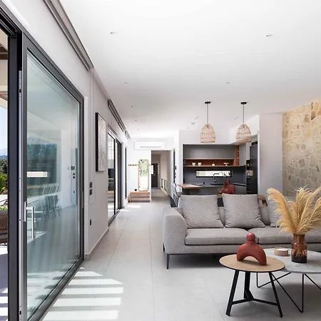 Aglaea I Saltwater Pool & Amazing Seaview!