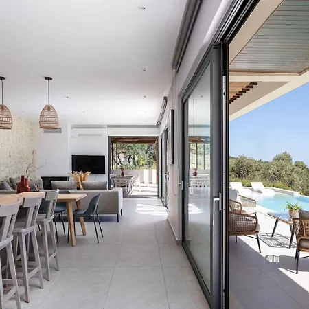 Aglaea I Saltwater Pool & Amazing Seaview!